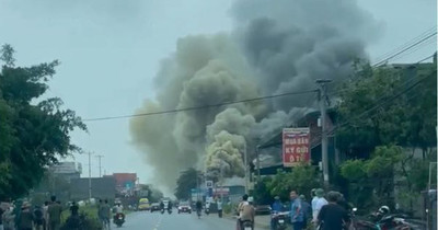 Hưng Yên: Cháy gara ô tô nằm cạnh cây xăng, ít nhất 5 ô tô bị thiêu rụi