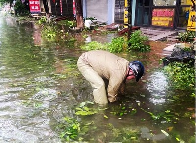 Công nhân vệ sinh môi trường căng mình khắc phục hậu quả mưa bão