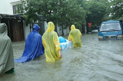 Duy trì các đội cơ động hỗ trợ giám sát, xử lý dịch bệnh trong mưa lũ, ngập lụt