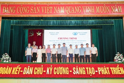 Công ty Đại Phong trao học bổng và quà cho học sinh có hoàn cảnh khó khăn tại huyện Ý Yên