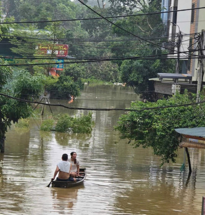 Nhiều ngõ phố xã Bát Tràng (Gia Lâm) chìm trong biển nước