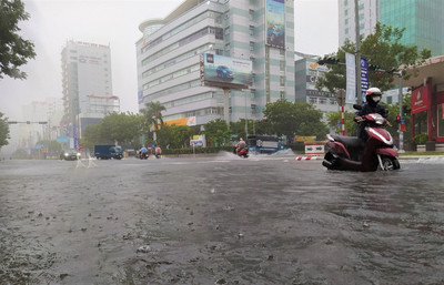 Chủ tịch Đà Nẵng yêu cầu đảm bảo thoát nước, chống ngập úng trên địa bàn thành phố