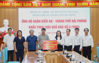 Quận Cẩm Lệ (Đà Nẵng) ủng hộ quận Kiến An (Hải Phòng) 100 triệu đồng khắc phục hậu quả bão số 3