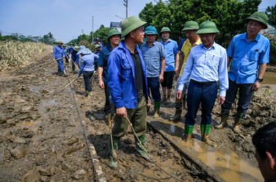 Thông tuyến đường sắt Yên Viên - Lào Cai sau nhiều ngày bị tê liệt do lũ và sạt lở