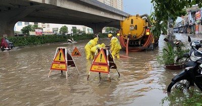 Hà Nội: Công nhân thoát nước căng mình khơi thông ngập úng