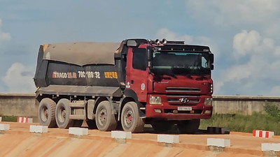 Tây Ninh: Cần kiểm tra việc xe chở cát quá khổ, quá tải gây ô nhiễm, mất an toàn giao thông