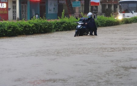 Mưa lớn, nhiều tuyến đường thành phố Vĩnh Yên chìm sâu trong nước
