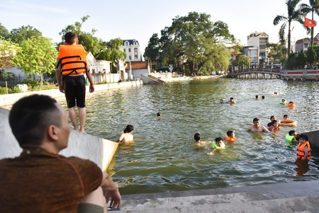 Hà Nội: Người dân cải tạo ao làng ô nhiễm thành bể bơi miễn phí, cả xã rủ nhau đi tắm "giải nhiệt"