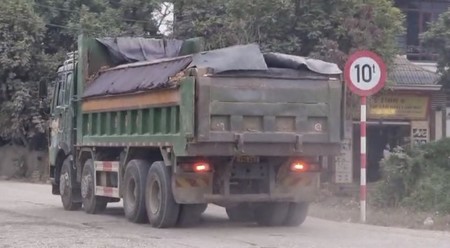 Hà Nội: Cần xử lý tình trạng ô nhiễm môi trường bởi dàn xe tải chở đất trên QL 21B