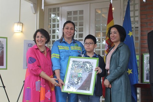 Tranh vẽ cô lao công đẩy xe rác thắng giải cuộc thi do Đại sứ quán Tây Ban Nha tổ chức