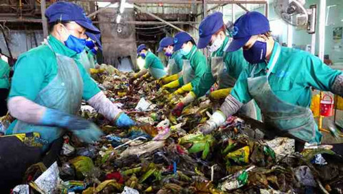 Lặng thầm công nhân nhà máy xử lý rác