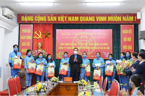 Bí thư Thành ủy Hà Nội tới chúc tết công nhân môi trường dịp Xuân Nhâm Dần