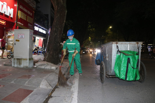 Một ngày theo chân các chị lao công làm đẹp đường phố Hải Phòng