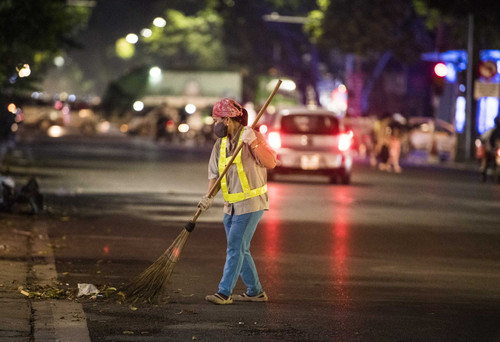 Công nhân vệ sinh môi trường đối mặt với nguy cơ gặp tai nạn giao thông