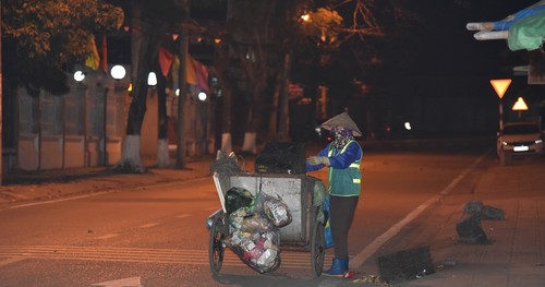 Những phụ nữ "xuyên đêm" giữ sạch đẹp phố phường