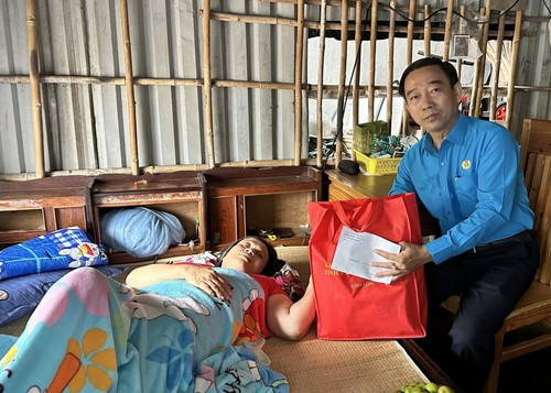 Thăm, động viên công nhân môi trường bị tông trọng thương ở Vũng Tàu
