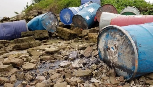 Khởi tố đối tượng đổ trộm chất thải nguy hại xuống sông Hồng