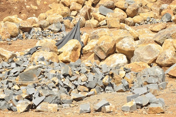 Gia Lai: Phát hiện bãi đá tặc khổng lồ