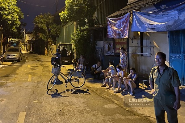 Người dân Phúc Diễn vác xe đạp chặn xe rác vào bãi tập kết Cầu Diễn
