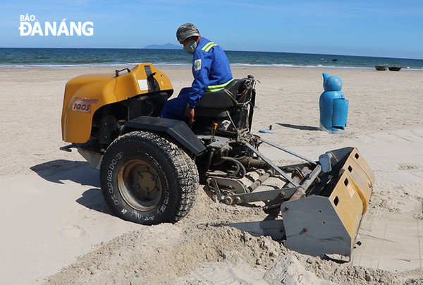 Làm sạch bãi biển bằng máy sàng cát