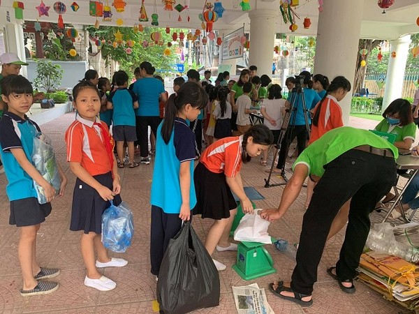Học sinh Trường TH Vạn Phúc (Hà Nội) tham gia 'đổi rác lấy quà'