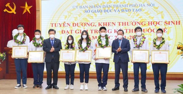 Hà Nội tuyên dương học sinh xuất sắc trong các kỳ thi quốc tế năm 2021