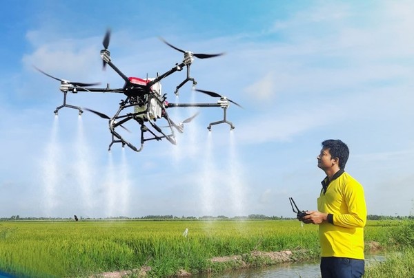 Thiết bị Drone bay phun thuốc trừ sâu made in Vietnam