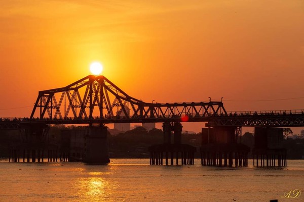 Ngắm hoàng hôn lãng mạn ở cây cầu Long Biên cổ nhất Hà Nội