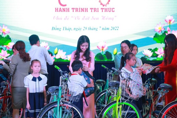 Hoa hậu Nguyễn Thanh Hà khởi hành những chuyến đi yêu thương