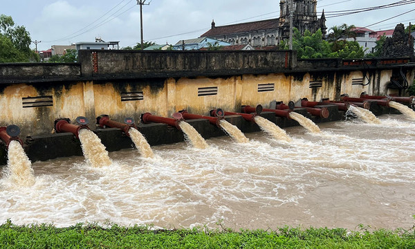 Hà Nội ngập lụt, Công ty Thoát nước đã vận hành tối đa công suất các trạm bơm