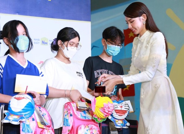 Dàn Hoa hậu, Á hậu mang Trung thu đến với trẻ em nghèo tại TP.HCM