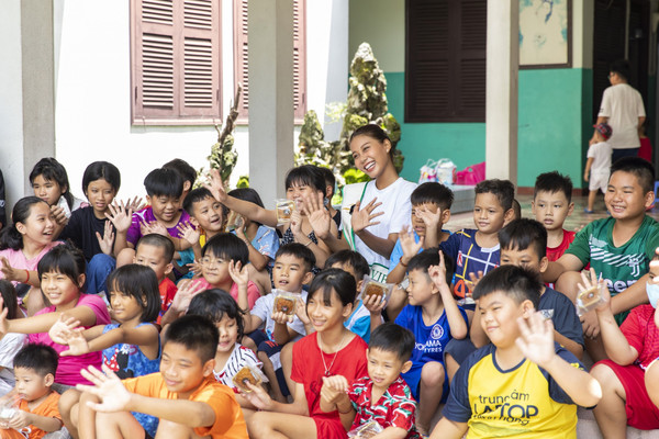Á hậu 2 Thạch Thu Thảo có chuyến thăm và tặng quà làng trẻ SOS Gò Vấp