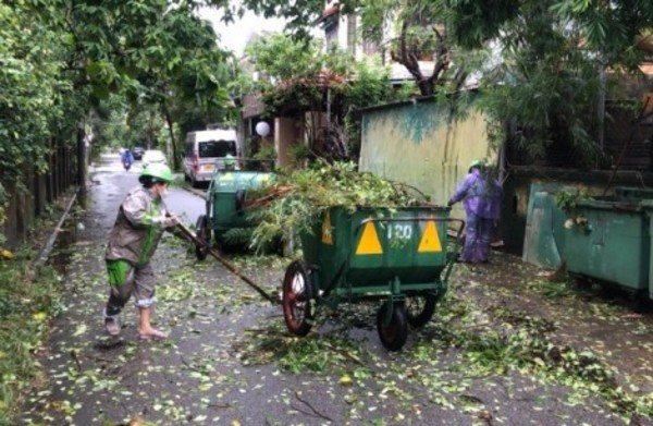 Thừa Thiên - Huế: Hơn 500 công nhân ra quân vệ sinh môi trường sau bão Noru