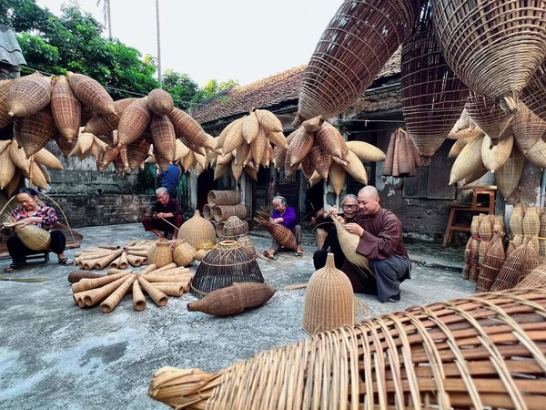 Ấn tượng với bộ ảnh độc đáo làng nghề đan đó 200 năm