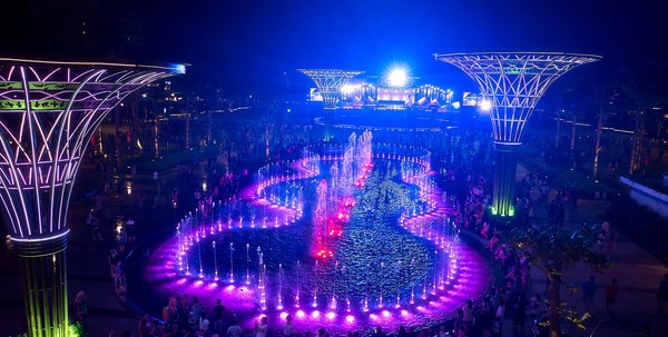 Hơn 300 ngàn người đổ về Quảng trường biển TP Sầm Sơn xem khai mạc Lễ hội du lịch biển