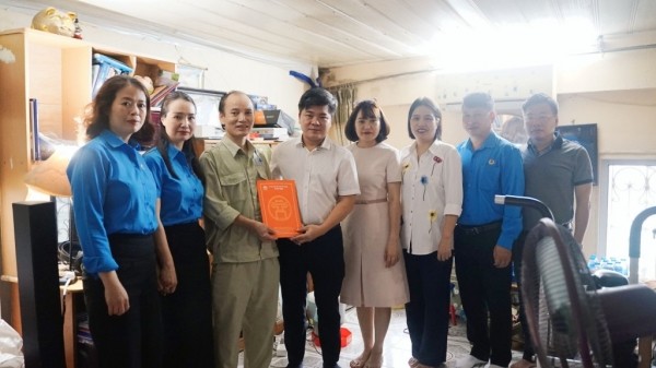 Công nhân thoát nước Hà Nội nhận hỗ trợ Mái ấm Công đoàn