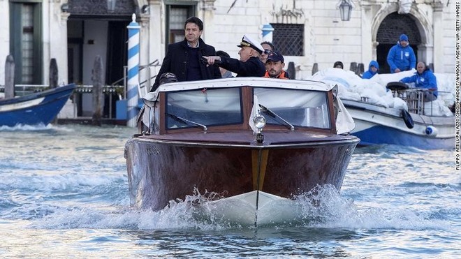 Venice ngập trong biển nước bởi trận lũ lụt tồi tệ nhất 50 năm qua