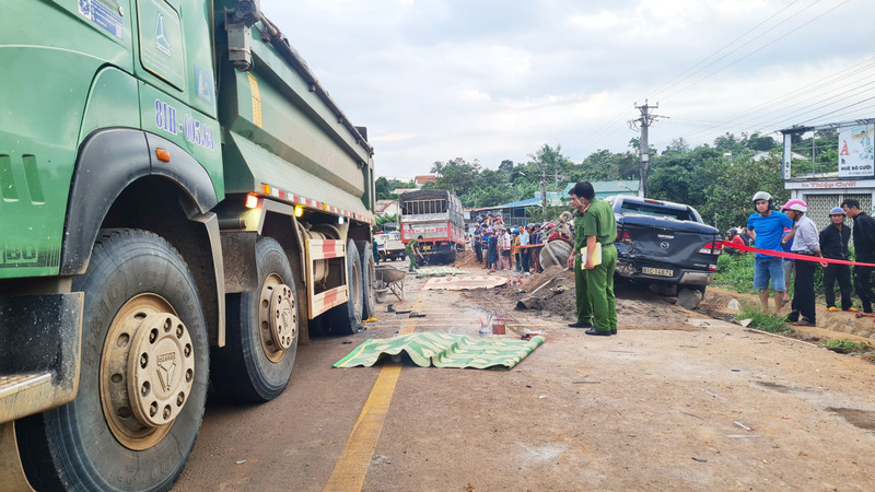 Gia Lai: Xe ô tô tải gây tai nạn liên hoàn, 3 người trong cùng gia đình tử vong